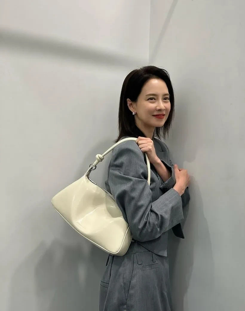 衬衫 果然换发如换脸！近42岁凭发型再次回归颜值巅峰，肌肤状态绝佳