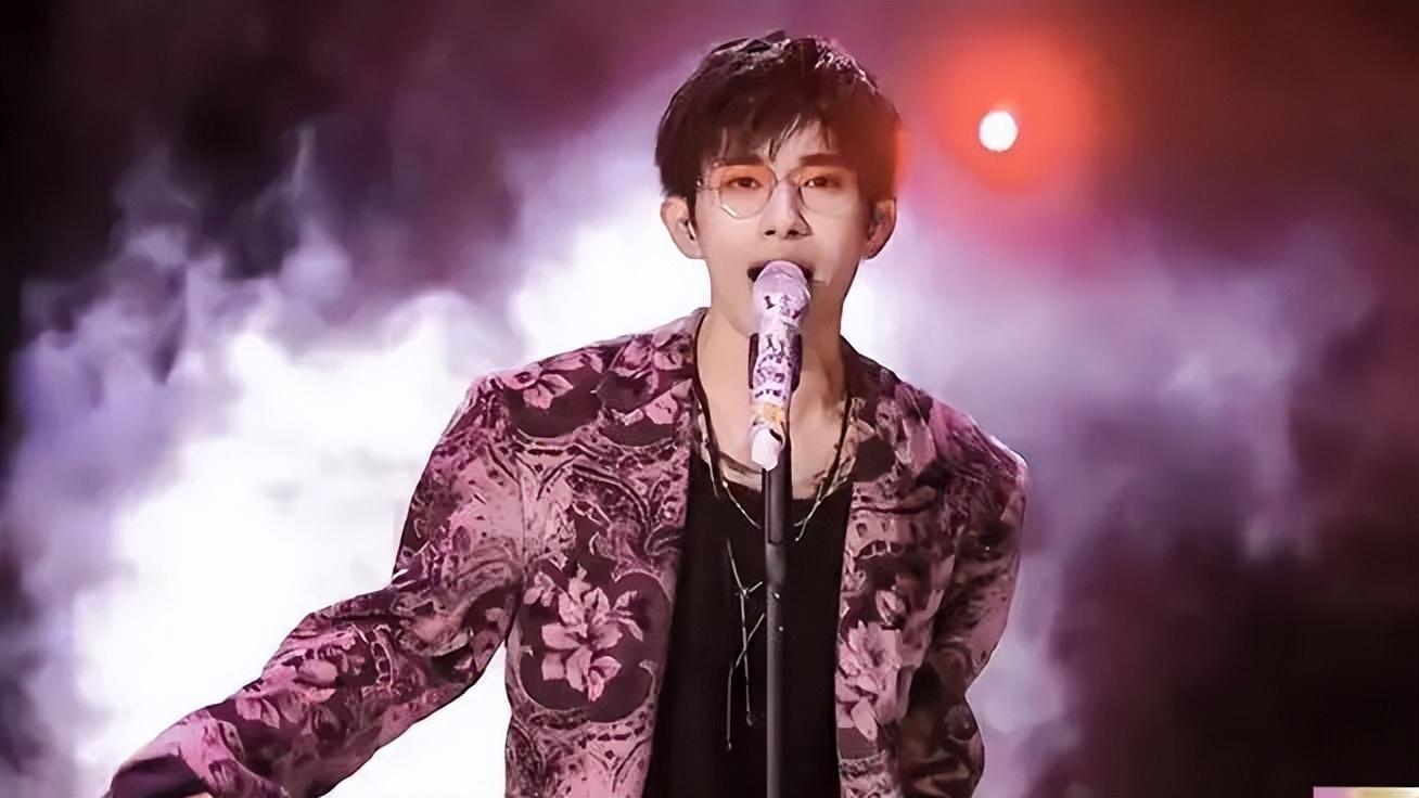 双11晚会：谢娜主持再翻车，萧亚轩只真唱几句，易烊千玺压轴！