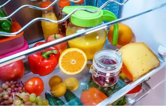 冰箱结冰太厚不要铲,用一个塑料瓶轻松搞定,冰块哗哗掉