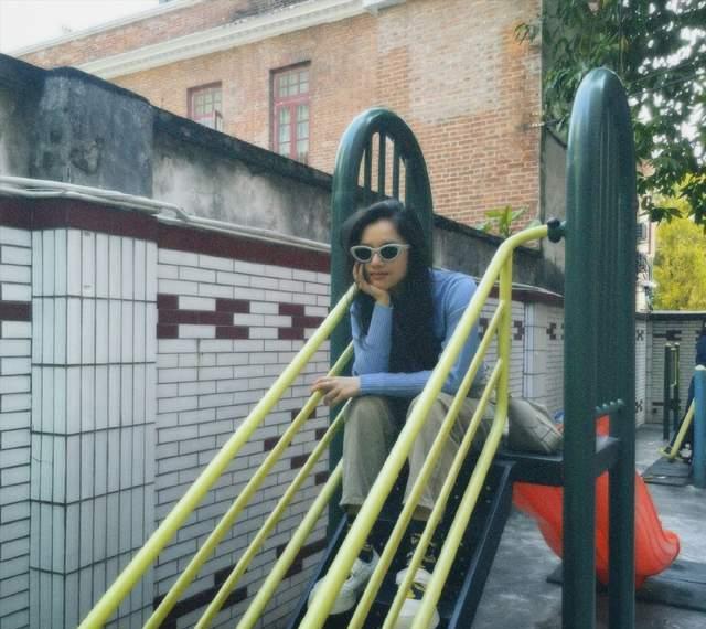 张婧仪|张婧仪晒广州逛街，品尝美食，蓝框墨镜变鬼马少女！