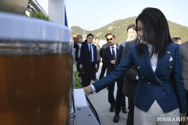 西装 韩国第一夫人抓住机会就臭美！穿西装勒出A4腰，在园博会大出风头