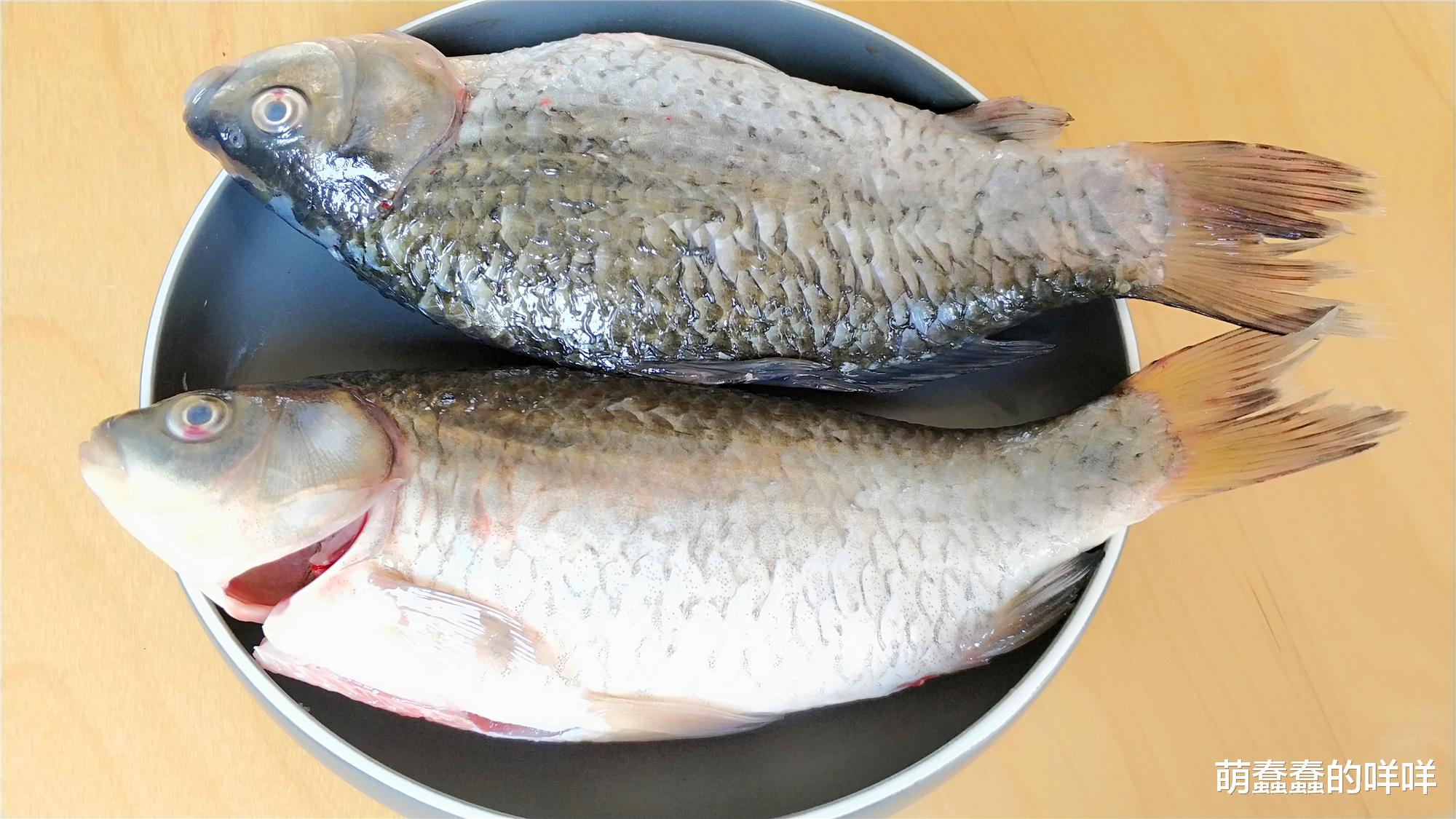 鱼汤|炖鱼汤,只用水显平淡,添加这两种调料,汤清味美,鱼肉更鲜嫩