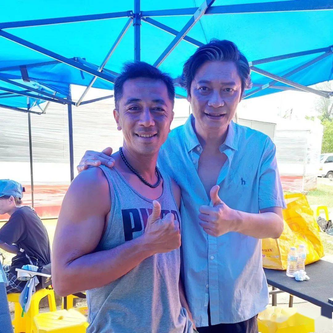 60岁罗嘉良罕露面，眼袋浮肿头发斑白，与老友合照显疲惫！