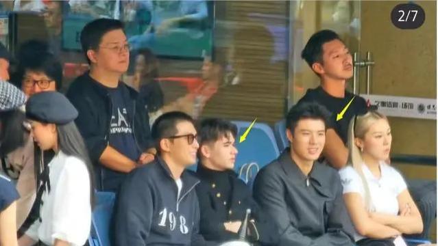 窦骁夫妇现身看球，两人互动甜蜜，何超莲扎着高马尾显年轻