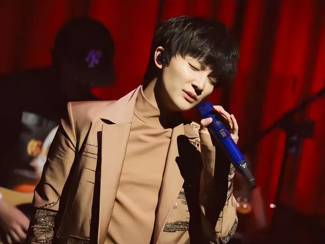 周深跨年唱了14首歌,那英当年对他的十个字评价被翻出,太讽刺