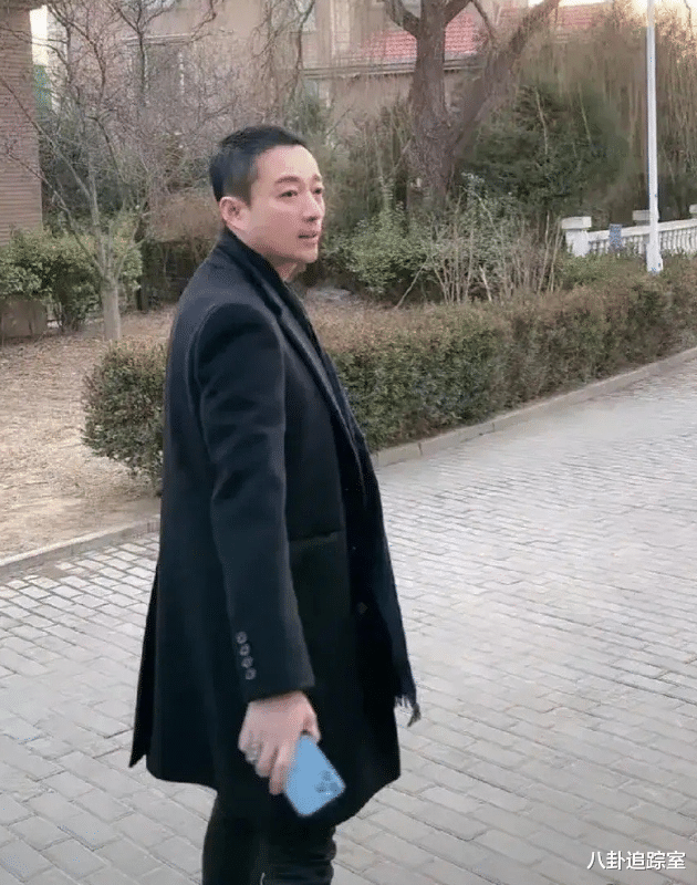 汪小菲|汪小菲探望母亲！脸颊瘦有胡茬疑伤心过度，张兰举动让其被嘲妈宝