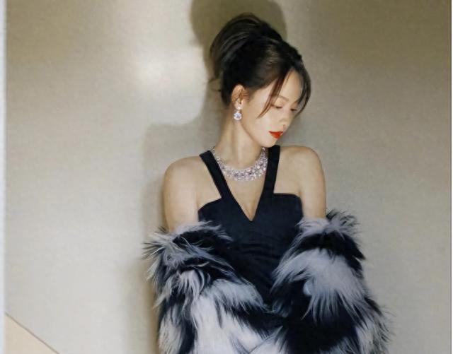 被前夫称“矮小黑”，人品差素质低没有艺德，到底是谁在给她撑腰