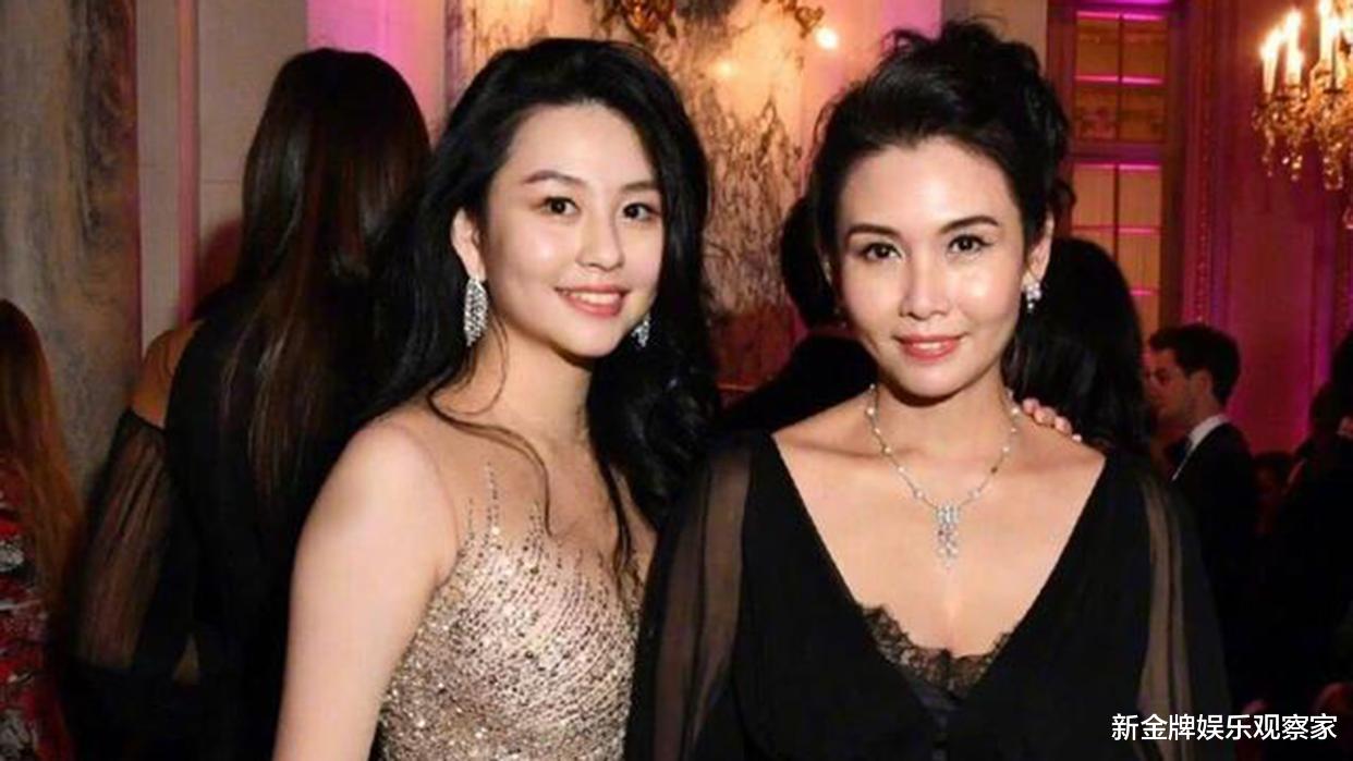 宋茜|宋茜与邱淑贞女儿沈月同框，黑色深V上衣太敢穿，酷辣风稳赢名媛