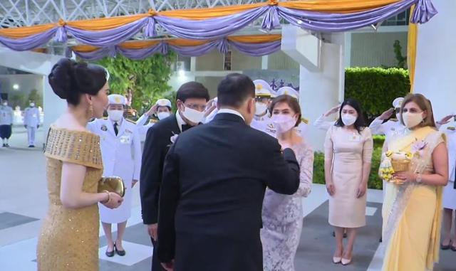 苏提达越来越奢侈,高定晚礼服上镶满钻石,闪闪发光宛如圣诞树