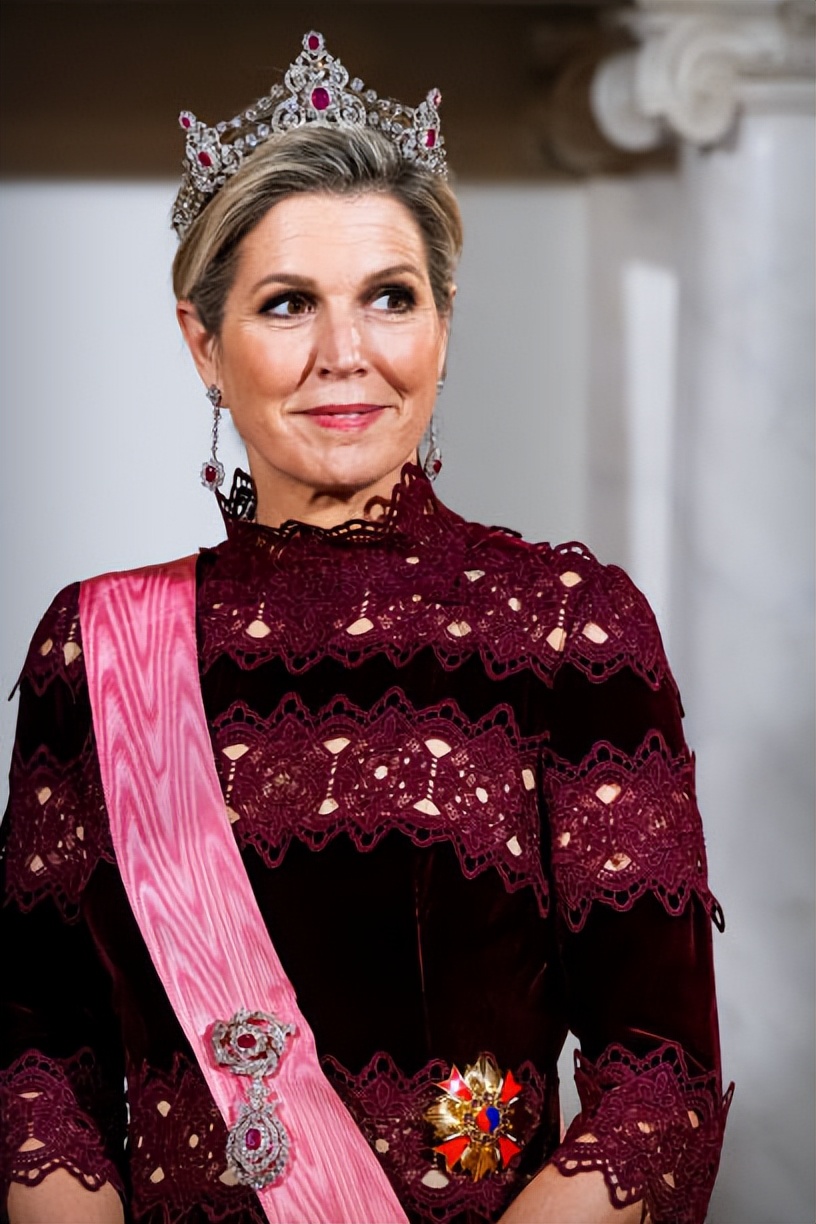 荷兰王后穿蕾丝裙招待韩国夫人!金建希少女脸赢了,比王后嫩多了