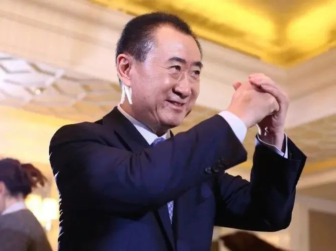 许家印与二儿子被抓后,才明白当年王健林的决策,有多高明!