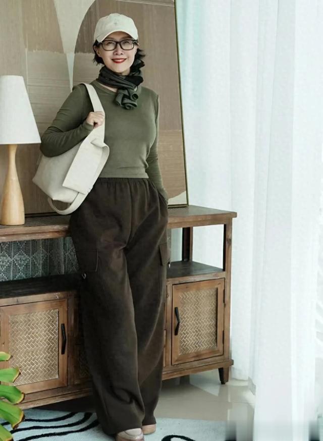 被56岁阿姨惊艳了，“不显老不扮嫩”，大方得体还优雅