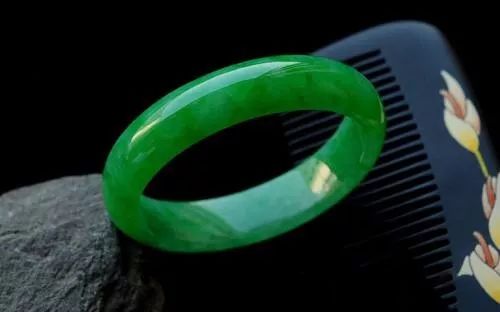 女子爱玉成痴，收藏130条翡翠手镯