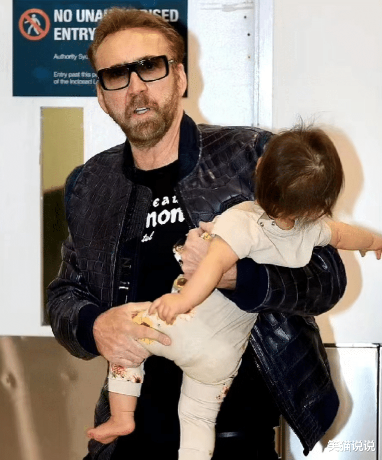 59岁尼古拉斯带家人外出,怀抱一岁女儿好开心,与孩子对视很有爱!