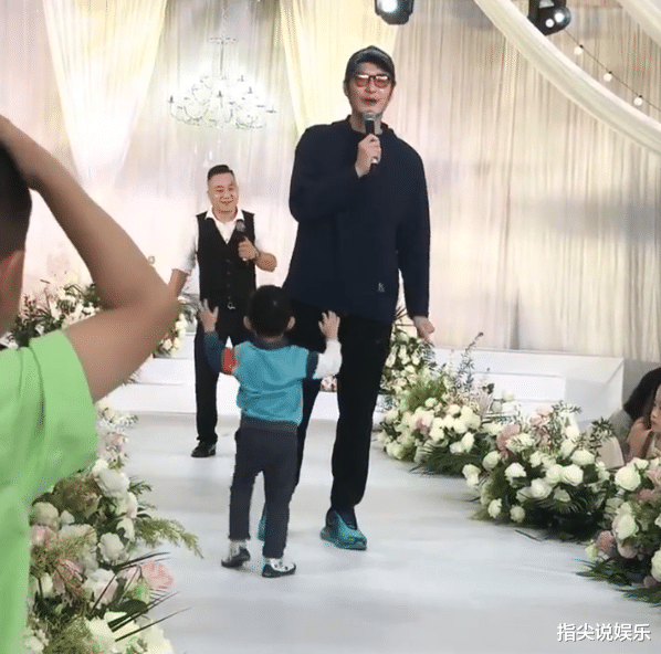 39岁男星低调大婚,向佐金世佳等9位明星现身,万元婚宴菜被嘲寒酸