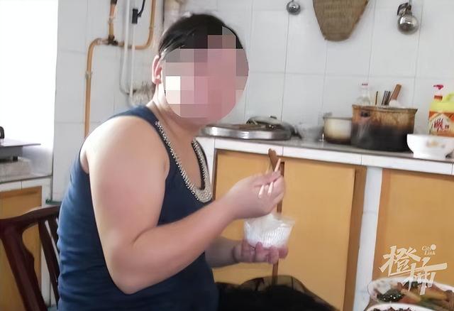 穿衣搭配 90后女孩不吃碳水半年减了46斤：脱发怕冷，夏天要穿棉袄