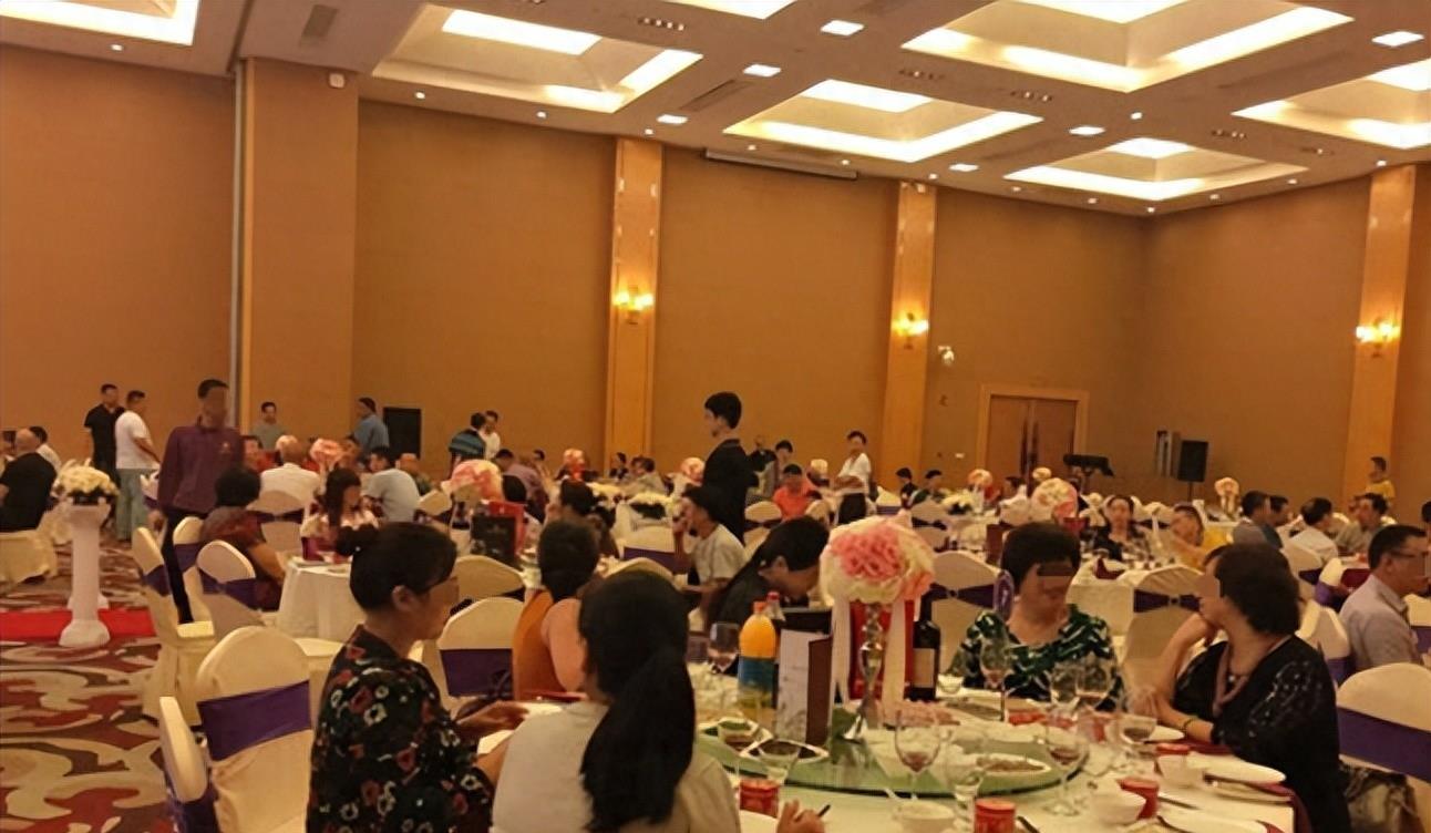 老干妈|太离谱!喜宴40分钟竟只上一道青菜,客人走完了却又对着空桌上菜