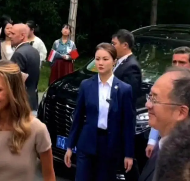 中南海女保镖走红！眼神犀利又美又飒撞脸赵丽颖，真实身份被扒