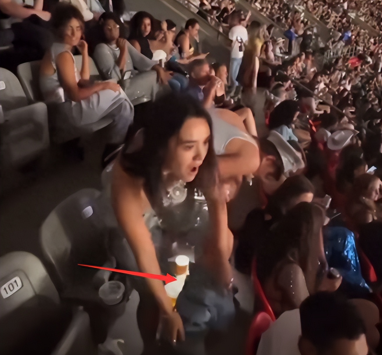 钟丽缇大女儿放飞自我,当众脱内衣,网友辣评有其母必有其女