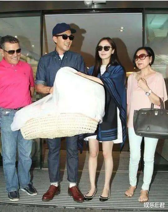 杨幂|杨幂现身香港探望女儿,手拿大盒玩具当礼物,停留一天便匆匆离去