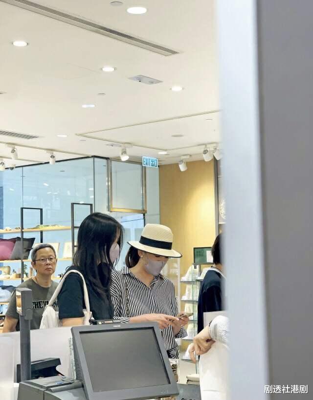 TVB前气质花旦罕见现身!嫁百亿老公逛平价商店,16岁女儿同行