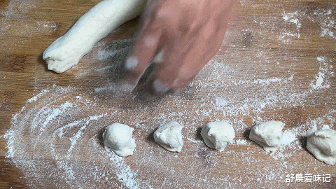 香椿芽|香椿芽不拌,不炒,和肉馅一起做饺子,鲜嫩咸香,皮薄馅大真好吃