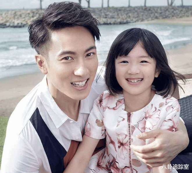 吴尊|吴尊晒好友生日宴,12岁NeiNei独坐角落,对镜比剪刀手显拘谨