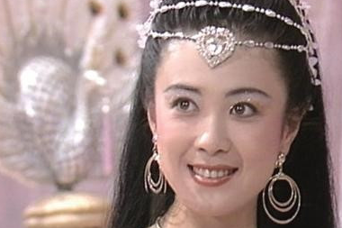 温碧霞|56岁温碧霞晒泳装照！开十几级美颜，一肚子赘肉满脸皱纹仍不服老！