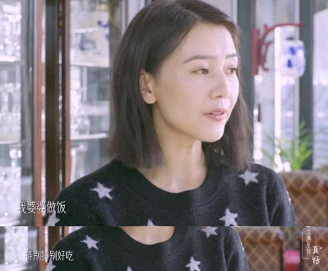 高圆圆全家逛街！夫妻唠家常笑容满面，4岁女儿牵爸妈手荡秋千