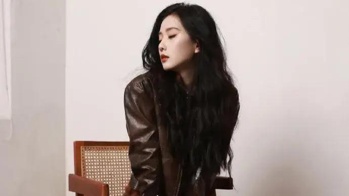 刘诗诗看秀脸上皱纹引热议，美拉德风又酷又美，被指一点也不好看