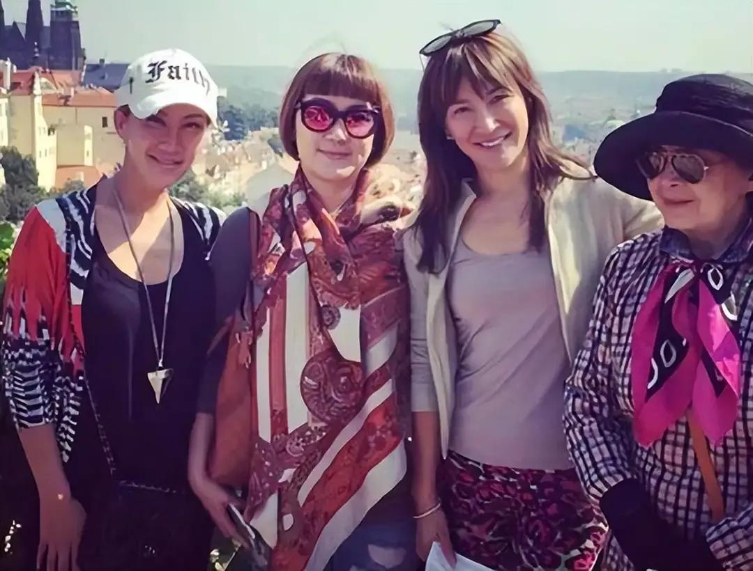 李玟头七惹争议!二姐穿红鞋现身被批不得体,大姐满眼含泪反差大