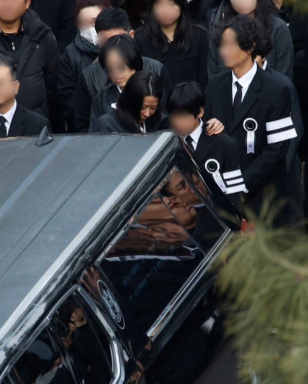 李善均出殡，长子捧遗照妻子哭成泪人，郑雨盛孔孝真含泪送别