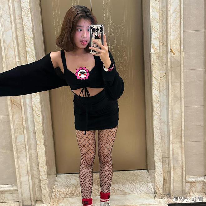 短发 贾静雯18岁大女儿越来越叛逆，染头发戴鼻环，穿得比她妈还成熟