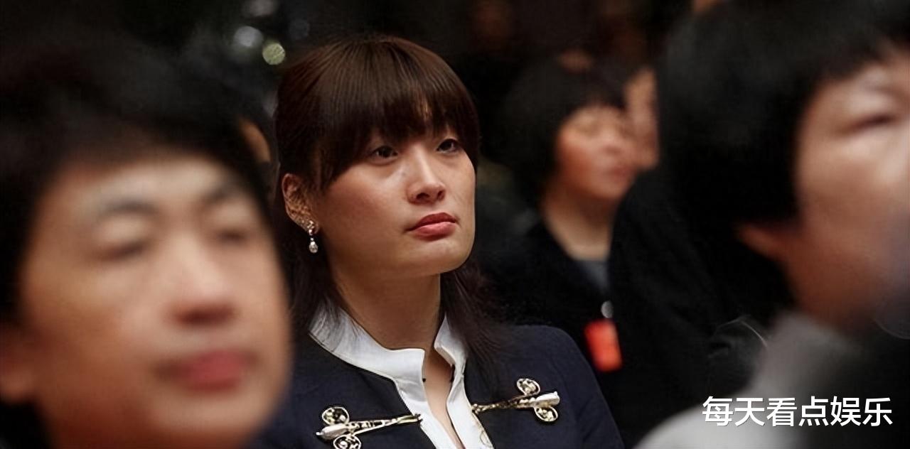 41岁宗馥莉：发胖脸变大像中年妇女，有钱人不屑追她，嫁不出去了