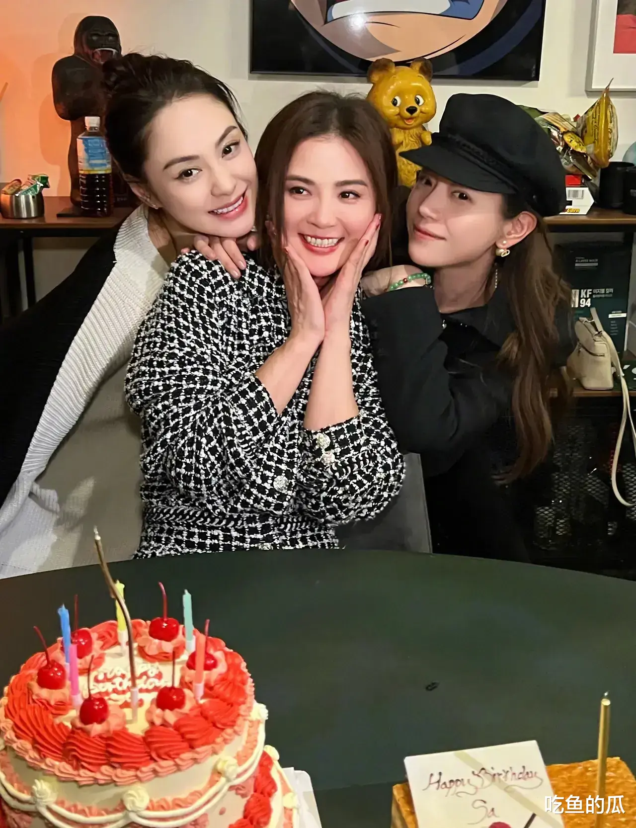 阿娇超贴心，给阿sa庆生时站着当陪衬，陈妍希却坐着跟寿星抢镜头