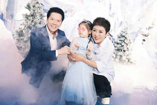 向佐为3岁女儿庆生，郭碧婷穿得像贵妇，向华强向太特别宝贝孙女