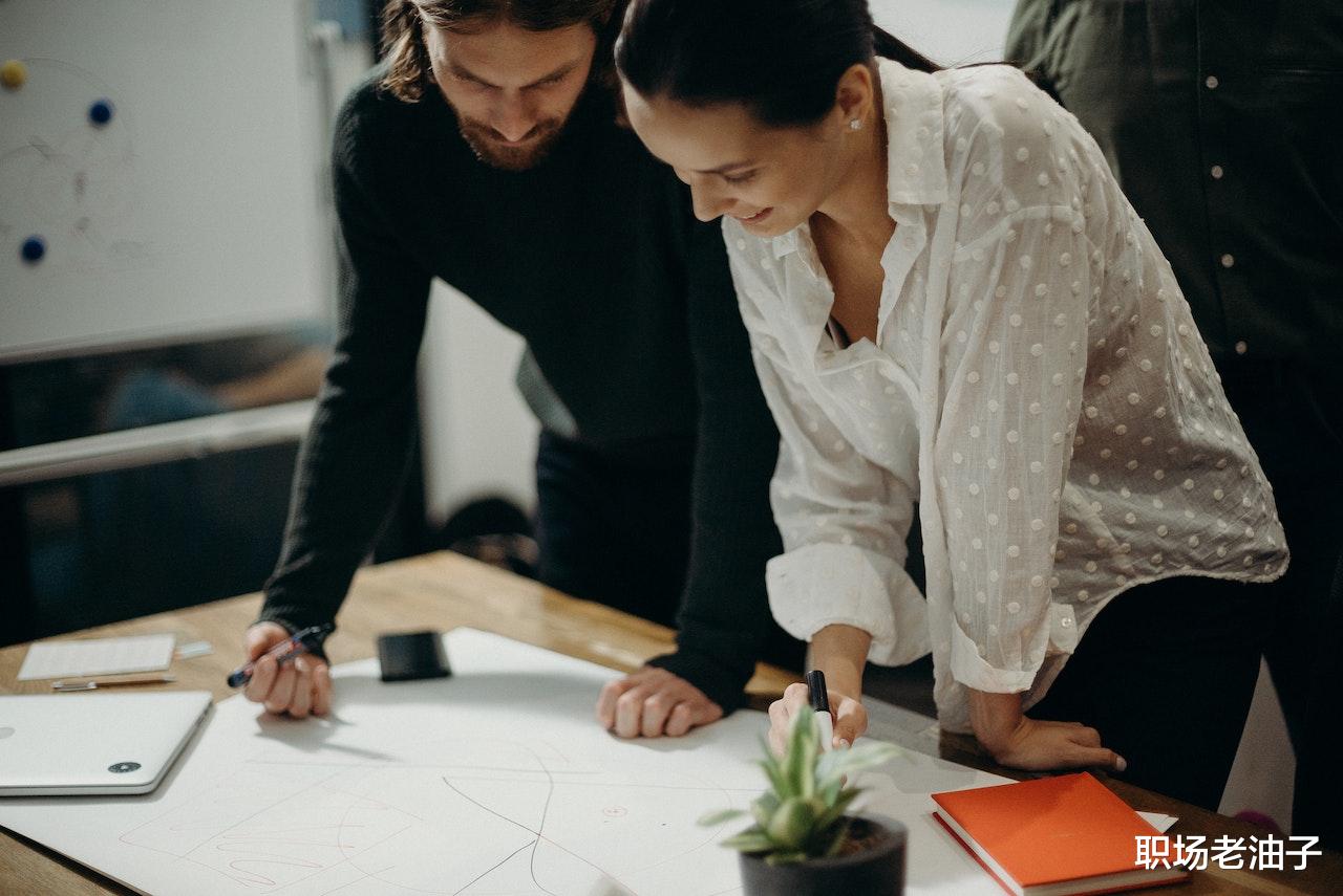 大伯训斥堂哥：“跟领导关系要好在暗里，跟同事关系要好在明处”