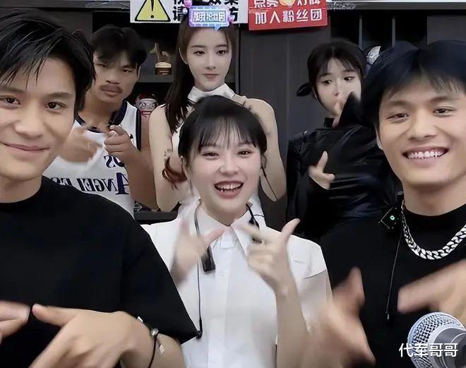 事实证明,现身小杨哥直播间的黄老师,已经走上了另一条大道