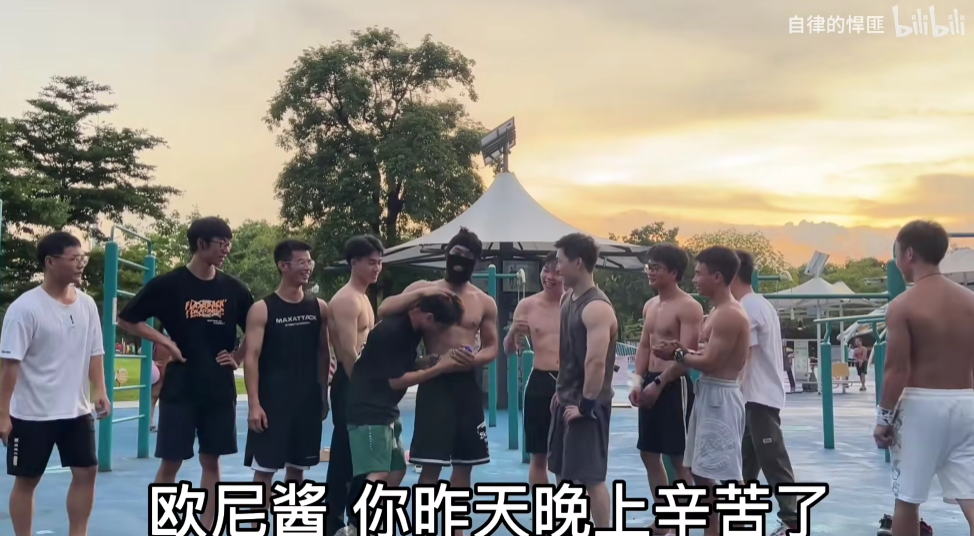 本想把脸埋进健身欧尼酱的缝里，不料他们都成了“正宗大飞柱”