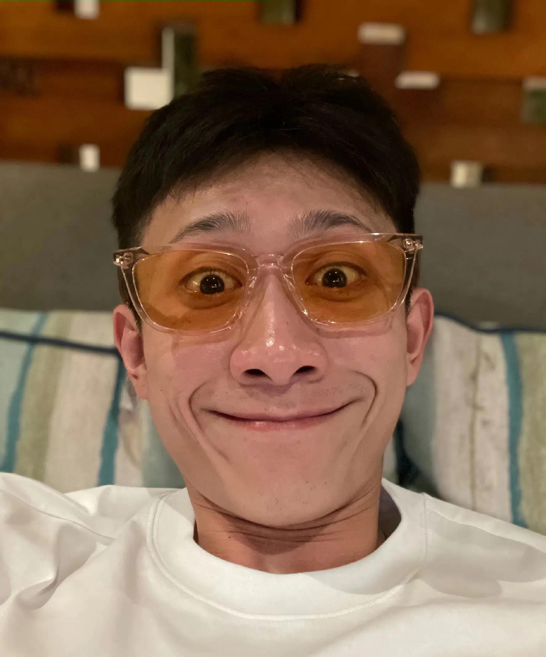 谢娜|1夜8个大瓜,蔡徐坤被判300万解约金,谢娜节目上惹争议