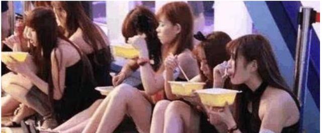 横店影视城|横店20万群演的现状：美女遍地都是，懒汉光棍的乐园