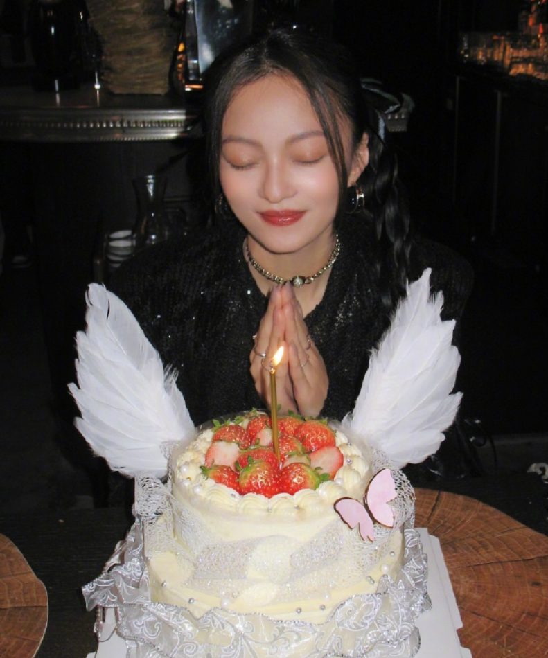 42岁知名歌手张韶涵晒照庆生！点一支蜡烛许愿，表情幸福生图养眼