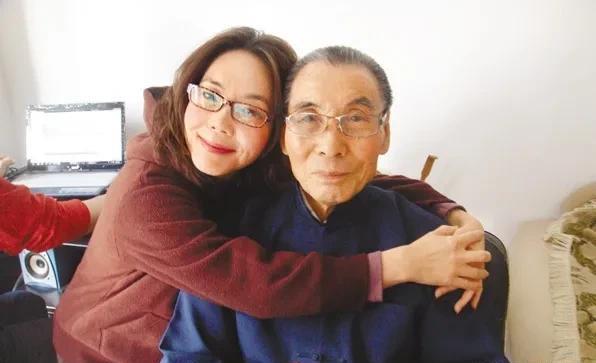 61岁台湾女星回东北老家，在父母坟前痛哭，触景生情怀念家乡