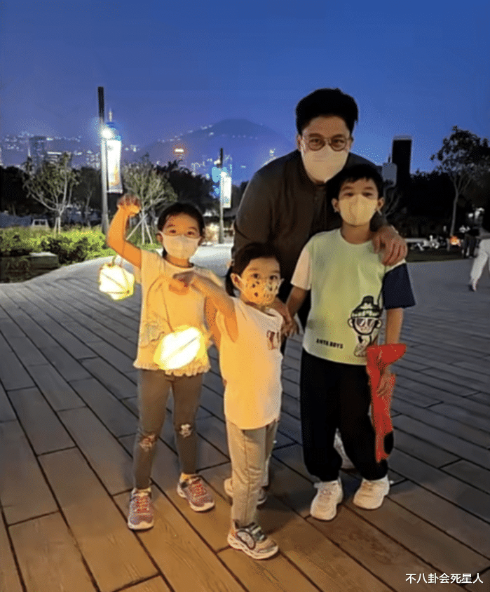 富豪明星奢侈过圣诞：去国外游玩，在豪宅聚会，包包6万外套2万