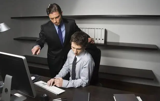 |比老板还要霸道的同事，如何相处？