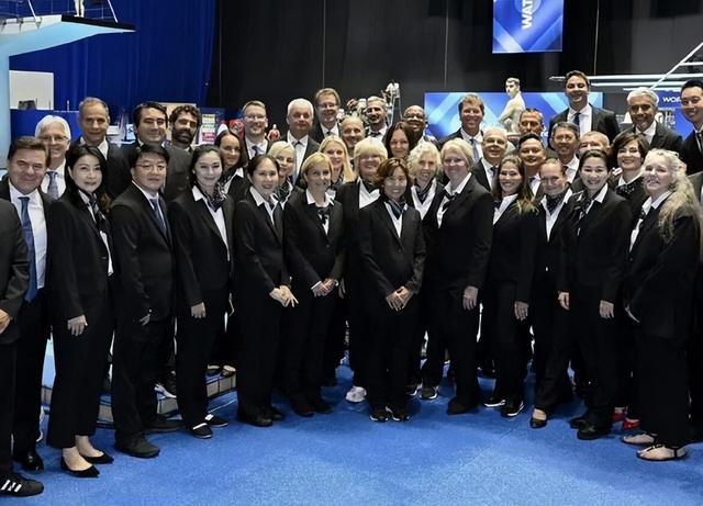 郭晶晶又美到国外去了,穿搭朴素简约,依旧是“全场焦点”