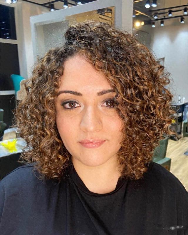 中分露耳短发，齐脖全头烫，齐肩发尾翘短发，狼尾创意染