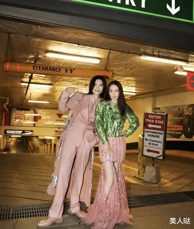 向佐郭碧婷夫妇亮相展会,她穿流苏长裙仙气飘飘,向佐一身粉显姨化