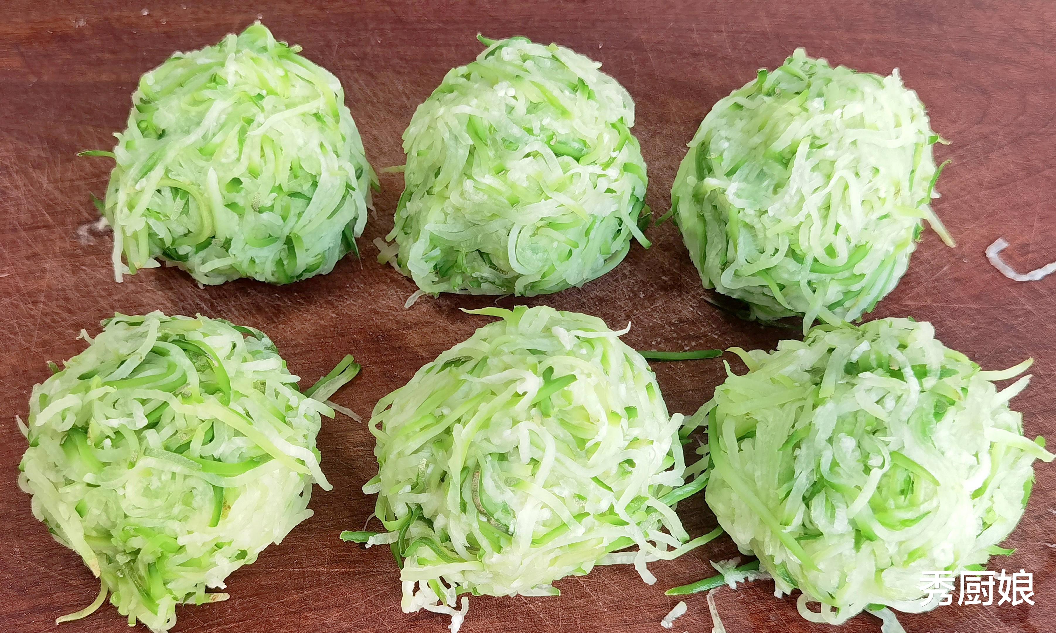 饺子|冬天吃饺子，试试这个馅，比白菜韭菜还鲜，营养解馋，全家都爱吃