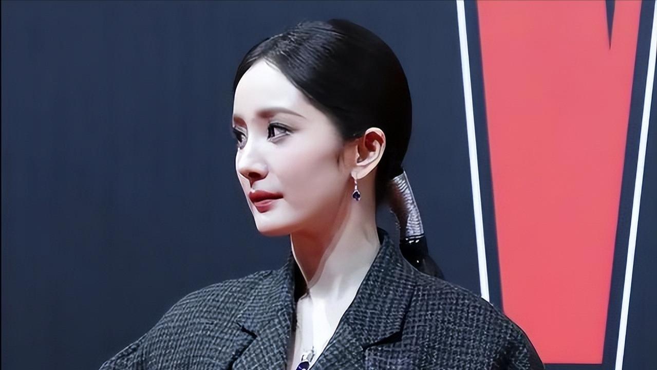 不穿高定，不穿婚纱公主裙，2024开年第一场红毯谁扛住了镜头？